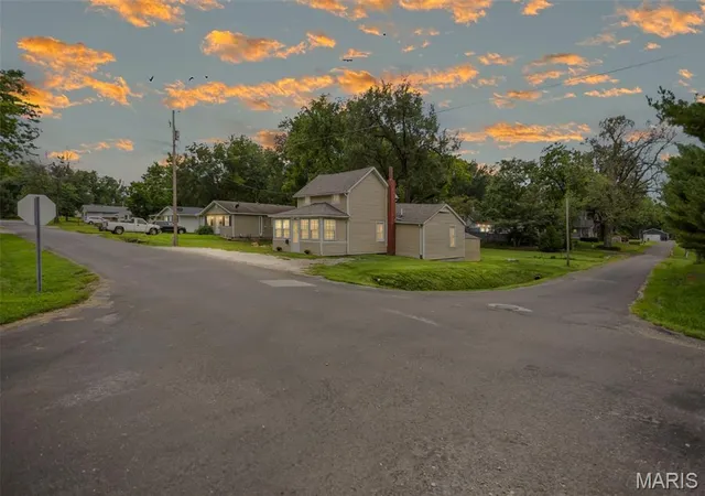 Photo 2 of Sale Pending at 607 Walnut St, Jerseyville, IL 62052 | MLS# MIS26053690 | Listing updated on 2026-09-08