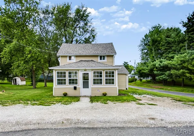 Photo 3 of Sale Pending at 607 Walnut St, Jerseyville, IL 62052 | MLS# MIS26053690 | Listing updated on 2026-09-08