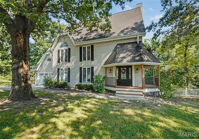 Photo 1 of Sale Pending at 3 Oak Bluff Dr, Lake St Louis, MO 63367 | MLS# MIS26053701 | Listing updated on 2026-09-11