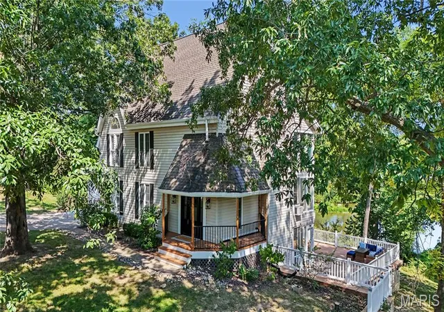Photo 3 of Sale Pending at 3 Oak Bluff Dr, Lake St Louis, MO 63367 | MLS# MIS26053701 | Listing updated on 2026-09-11