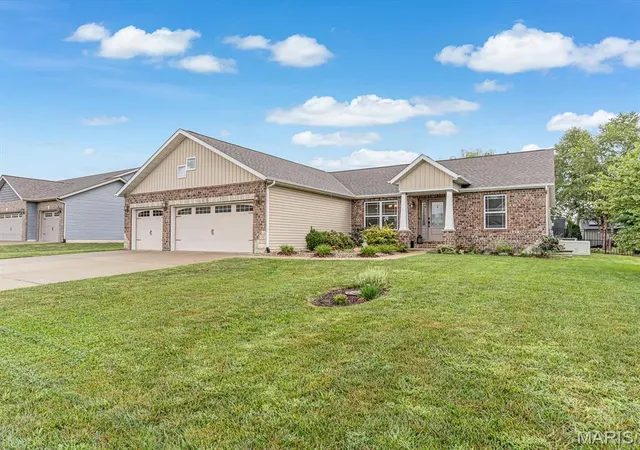 Photo 1 of Sale Pending at 305 Ambrose Dr, Troy, IL 62294 | MLS# MIS26053796 | Listing updated on 2026-09-15