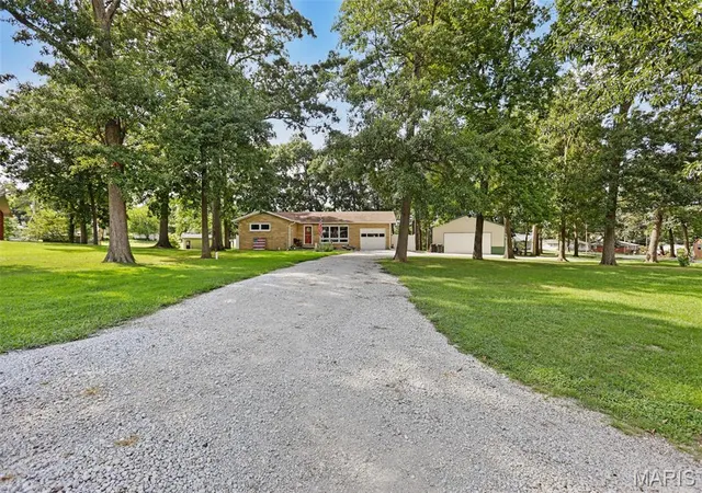 Photo 3 of Single family home for sale at 31 Briarwood Dr, Hillsboro, IL 62049 | MLS# MIS26053840 | Listing updated on 2026-10-07