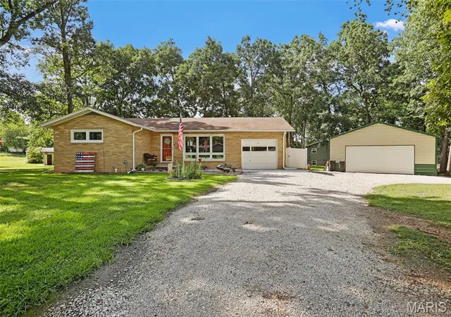 Photo 3 of Single family home for sale at 31 Briarwood Dr, Hillsboro, IL 62049 | MLS# MIS26053840 | Listing updated on 2026-10-07