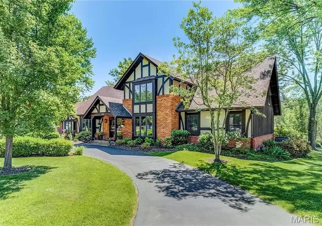 Photo 1 of Sale Pending at 332 Ladue Lake Dr, Creve Coeur, MO 63141 | MLS# MIS26054046 | Listing updated on 2026-09-11
