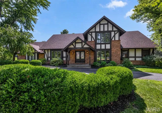 Photo 2 of Sale Pending at 332 Ladue Lake Dr, Creve Coeur, MO 63141 | MLS# MIS26054046 | Listing updated on 2026-09-11