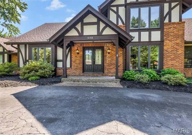 Photo 3 of Sale Pending at 332 Ladue Lake Dr, Creve Coeur, MO 63141 | MLS# MIS26054046 | Listing updated on 2026-09-11