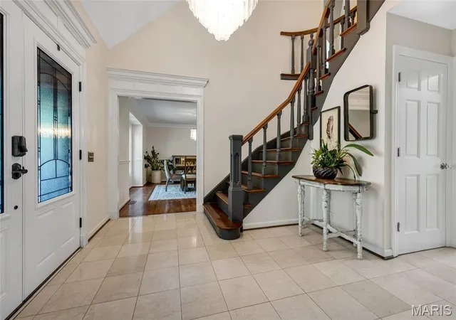 Photo 4 of Sale Pending at 332 Ladue Lake Dr, Creve Coeur, MO 63141 | MLS# MIS26054046 | Listing updated on 2026-09-11