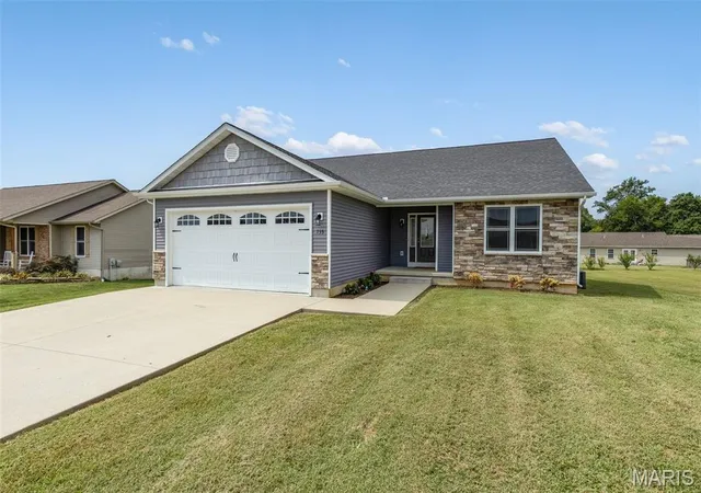 Photo 2 of Single family home for sale at 735 Skye View Ct, Farmington, MO 63640 | MLS# MIS26054095 | Listing updated on 2026-09-11
