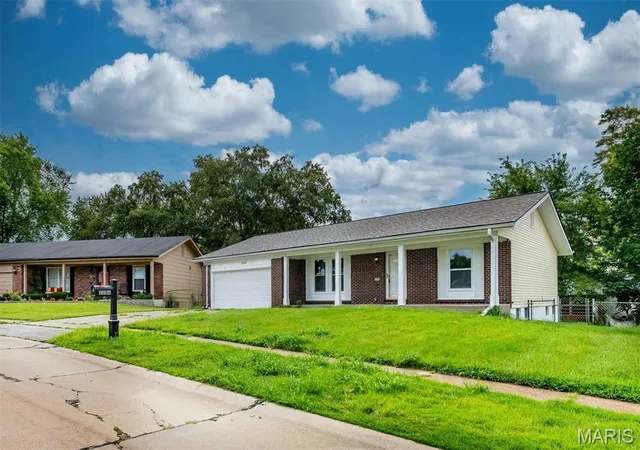Photo 3 of Single family home for sale at 2206 Outlook Dr, Saint Louis, MO 63136 | MLS# MIS26054152 | Listing updated on 2026-09-21