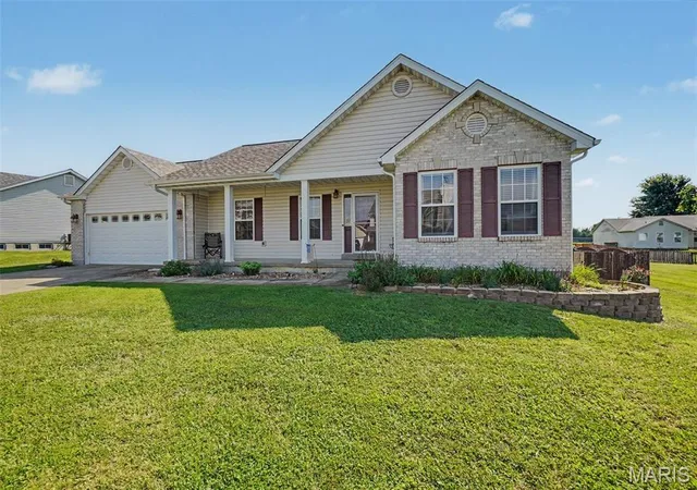 Photo 2 of Sale Pending at 57 Dean Wells Ct, Warrenton, MO 63383 | MLS# MIS26054231 | Listing updated on 2026-09-15