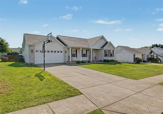 Photo 3 of Sale Pending at 57 Dean Wells Ct, Warrenton, MO 63383 | MLS# MIS26054231 | Listing updated on 2026-09-15