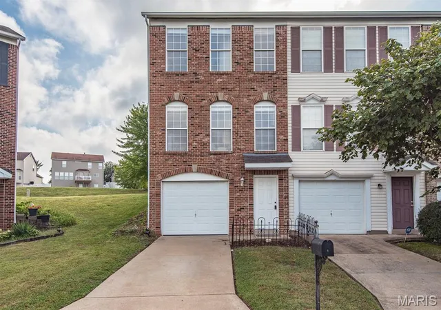 Photo 1 of Townhouse for sale at 6 Robinson Circle Dr, St Louis, MO 63136 | MLS# MIS26054249 | Listing updated on 2026-09-21