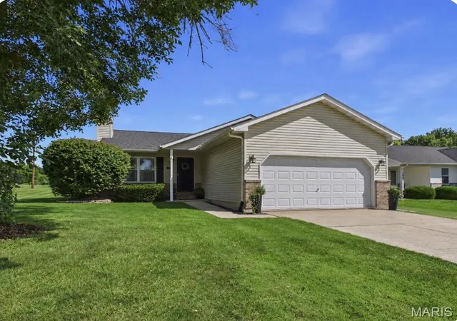 Photo 2 of Single family home for sale at 302 E Lake Dr, Edwardsville, IL 62025 | MLS# MIS26054260 | Listing updated on 2026-09-29