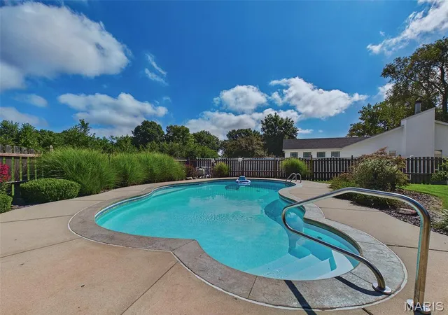 Photo 3 of Single family home for sale at 302 E Lake Dr, Edwardsville, IL 62025 | MLS# MIS26054260 | Listing updated on 2026-09-29