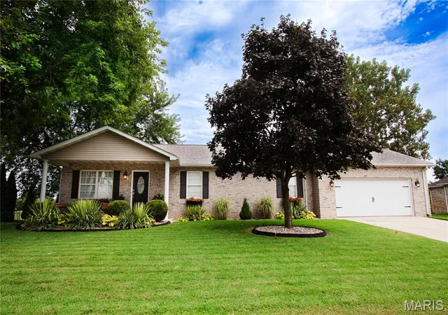 Photo 2 of Sale Pending at 80 Raes Creek Dr, Granite City, IL 62040 | MLS# MIS26054313 | Listing updated on 2026-09-14