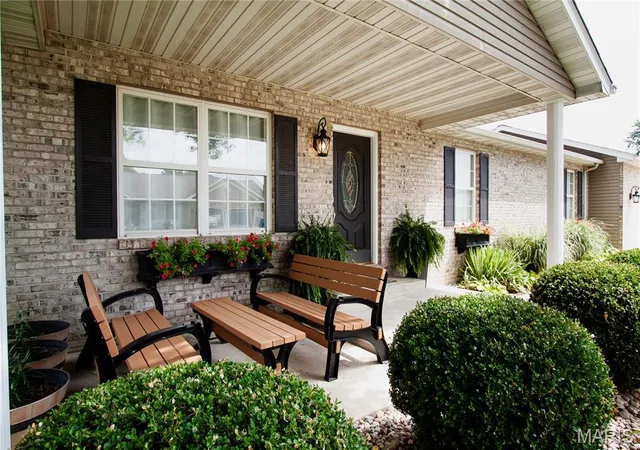Photo 3 of Sale Pending at 80 Raes Creek Dr, Granite City, IL 62040 | MLS# MIS26054313 | Listing updated on 2026-09-14