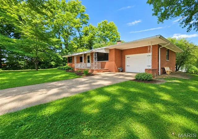 Photo 3 of Single family home for sale at 524 Pearl St, Godfrey, IL 62035 | MLS# MIS26054413 | Listing updated on 2026-10-22