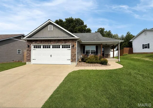 Photo 1 of Single family home for sale at 304 Kinley Dr, Farmington, MO 63640 | MLS# MIS26054426 | Listing updated on 2026-09-15