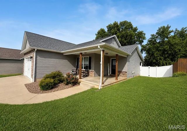 Photo 2 of Single family home for sale at 304 Kinley Dr, Farmington, MO 63640 | MLS# MIS26054426 | Listing updated on 2026-09-15
