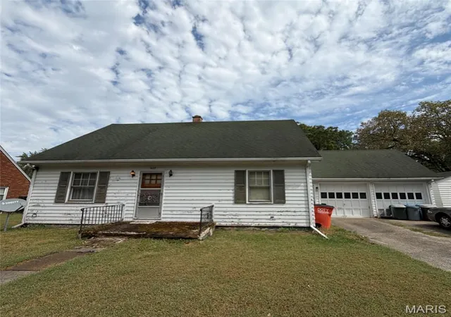 Photo 1 of Sale Pending at 422 N 5th Street, Vandalia, IL 62471 | MLS# MIS26054456 | Listing updated on 2026-09-19