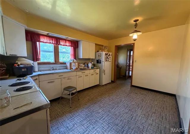 Photo 3 of Sale Pending at 422 N 5th Street, Vandalia, IL 62471 | MLS# MIS26054456 | Listing updated on 2026-09-19