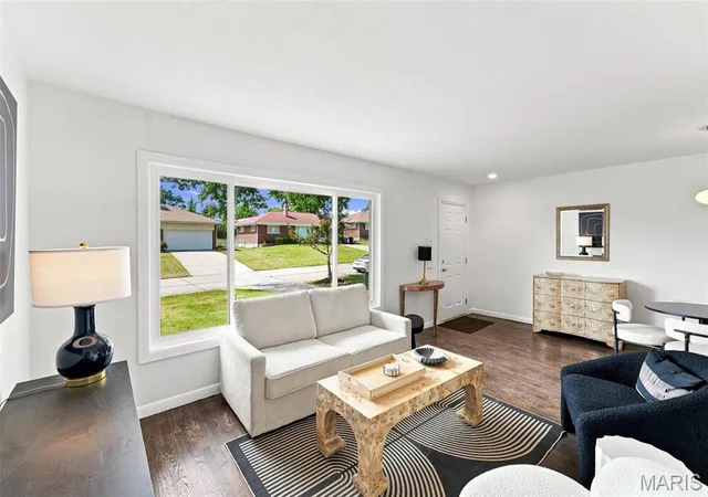 Photo 3 of Sale Pending at 4327 Creelman Pl, Saint Louis, MO 63123 | MLS# MIS26054465 | Listing updated on 2026-09-14