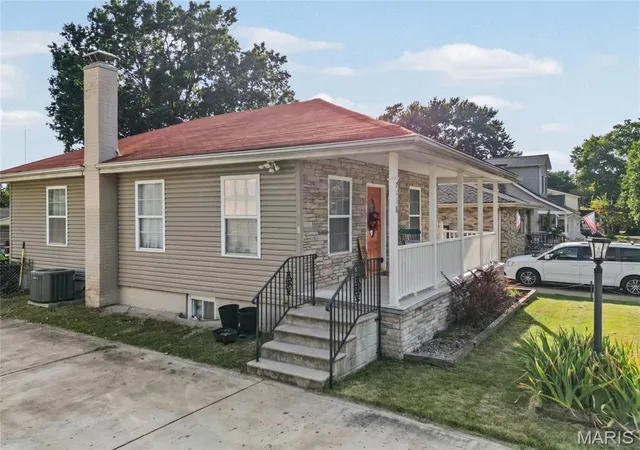 Photo 3 of Sale Pending at 7118 Lindenwood Pl, St Louis, MO 63109 | MLS# MIS26054605 | Listing updated on 2026-09-14