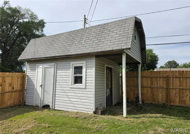 Photo 3 of Sale Pending at 313 Spruce St, Farmington, MO 63640 | MLS# MIS26054710 | Listing updated on 2026-09-11