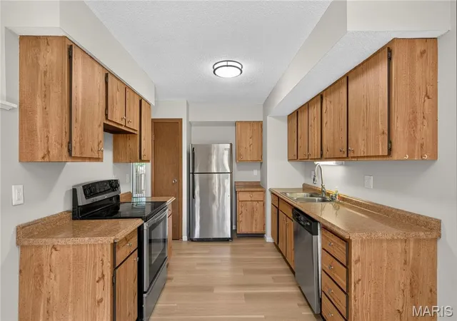 Photo 3 of Sale Pending at 11515 Moonstone Ct, Unincorporated, MO 63146 | MLS# MIS26054721 | Listing updated on 2026-09-29