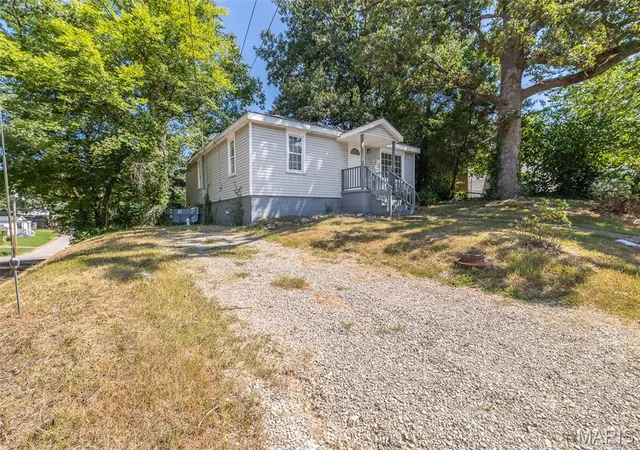 Photo 2 of Sale Pending at 959 Mulberry St, Poplar Bluff, MO 63901 | MLS# MIS26054762 | Listing updated on 2026-09-15