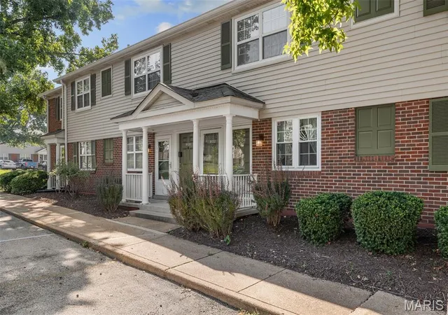 Photo 3 of Sale Pending at 9134 Eager Rd, St Louis, MO 63144 | MLS# MIS26054788 | Listing updated on 2026-09-25
