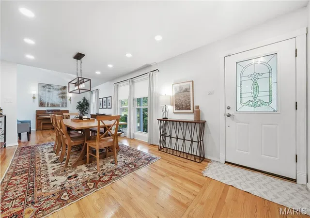 Photo 2 of Sale Pending at 1202 Orchard Lakes Dr, Saint Louis, MO 63146 | MLS# MIS26054820 | Listing updated on 2026-09-14