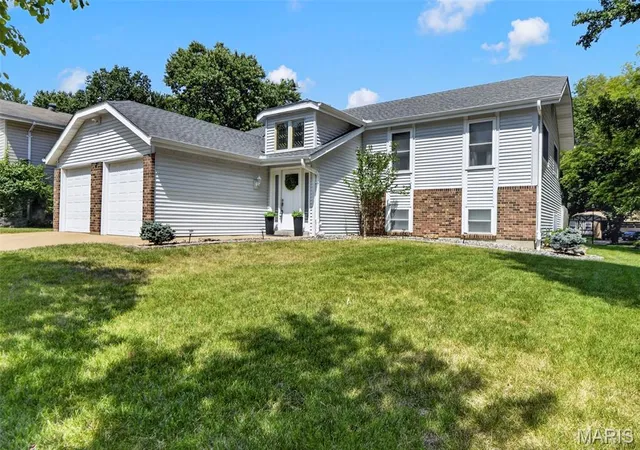 Photo 2 of Sale Pending at 12021 Cedar Lake Ct, Maryland Heights, MO 63043 | MLS# MIS26054868 | Listing updated on 2026-09-27