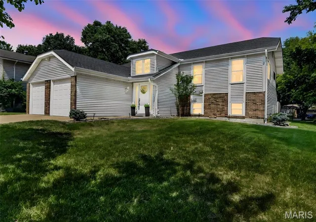 Photo 3 of Sale Pending at 12021 Cedar Lake Ct, Maryland Heights, MO 63043 | MLS# MIS26054868 | Listing updated on 2026-09-27