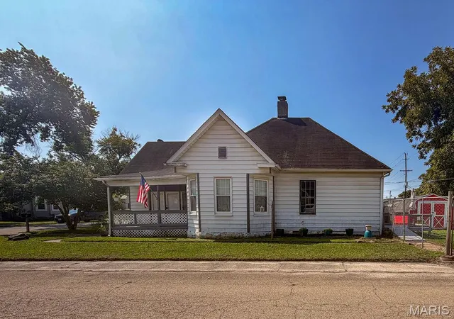 Photo 1 of Single family home for sale at 202 E 2nd St, De Soto, MO 63020 | MLS# MIS26054890 | Listing updated on 2026-10-03
