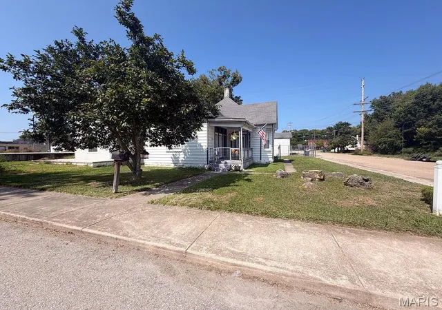 Photo 3 of Single family home for sale at 202 E 2Nd St, De Soto, MO 63020 | MLS# MIS26054890 | Listing updated on 2026-10-03