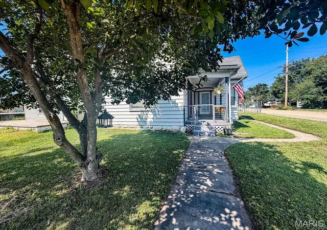 Photo 4 of Single family home for sale at 202 E 2Nd St, De Soto, MO 63020 | MLS# MIS26054890 | Listing updated on 2026-10-03