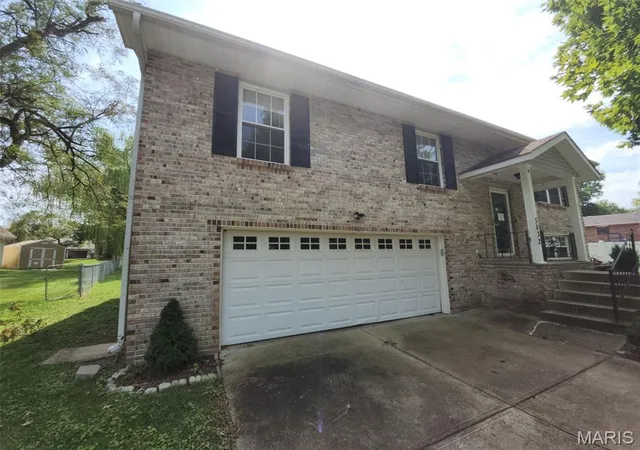 Photo 2 of Sale Pending at 5832 Blackberry Dr, Imperial, MO 63052 | MLS# MIS26054943 | Listing updated on 2026-09-11