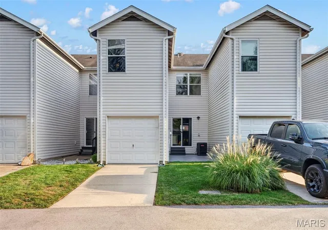 Photo 3 of Townhouse for sale at 427 Parkview Pl Dr, Ellisville, MO 63021 | MLS# MIS26055014 | Listing updated on 2026-09-15
