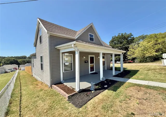 Photo 2 of Single family home for sale at 819 Stewart St, De Soto, MO 63020 | MLS# MIS26055082 | Listing updated on 2026-09-21