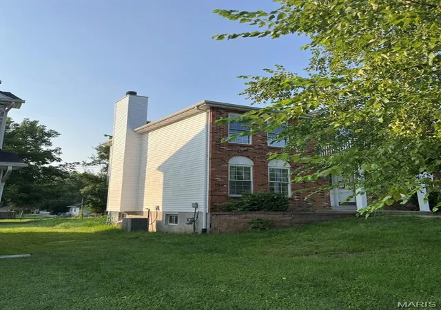 Photo 3 of Sale Pending at 6230 Tesson Park Dr, Hazelwood, MO 63042 | MLS# MIS26055148 | Listing updated on 2026-09-11