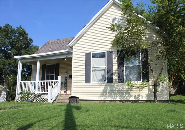 Photo 2 of Sale Pending at 320 N Fountain St, Cape Girardeau, MO 63701 | MLS# MIS26055159 | Listing updated on 2026-09-13