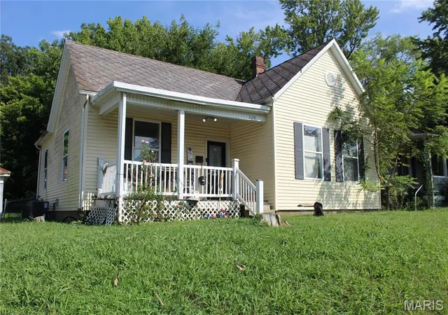 Photo 3 of Sale Pending at 320 N Fountain St, Cape Girardeau, MO 63701 | MLS# MIS26055159 | Listing updated on 2026-09-13