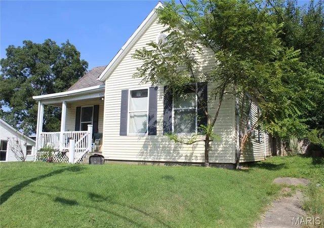 Photo 4 of Sale Pending at 320 N Fountain St, Cape Girardeau, MO 63701 | MLS# MIS26055159 | Listing updated on 2026-09-13