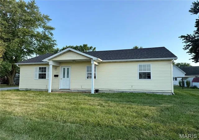 Photo 1 of Single family home for sale at 1201 W Locust St, Bowling Green, MO 63334 | MLS# MIS26055167 | Listing updated on 2026-09-10