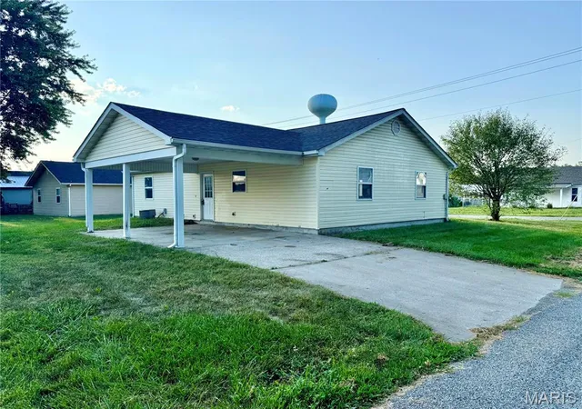 Photo 2 of Single family home for sale at 1201 W Locust St, Bowling Green, MO 63334 | MLS# MIS26055167 | Listing updated on 2026-09-10