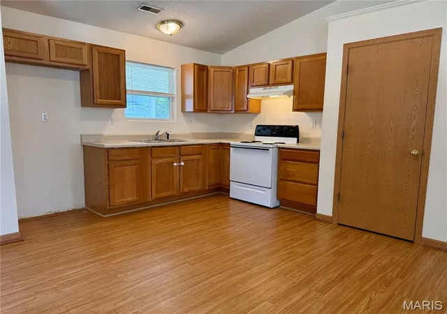 Photo 4 of Single family home for sale at 1201 W Locust St, Bowling Green, MO 63334 | MLS# MIS26055167 | Listing updated on 2026-09-10