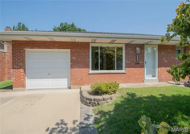 Photo 2 of Single family home for sale at 5013 Stellamac Dr, St Louis, MO 63123 | MLS# MIS26055195 | Listing updated on 2026-09-21