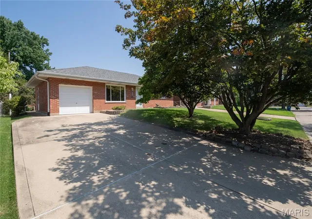 Photo 3 of Single family home for sale at 5013 Stellamac Dr, St Louis, MO 63123 | MLS# MIS26055195 | Listing updated on 2026-09-21