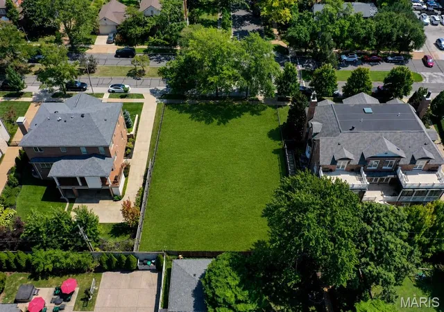 Photo 2 of Mansion for sale at 123 N Forsyth Blvd, Saint Louis, MO 63105 | MLS# MIS26055235 | Listing updated on 2026-09-11